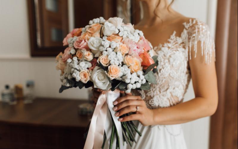 bride_holds_lush_bouquet_with_delicate_flowers_colors_8353_11436.jpg