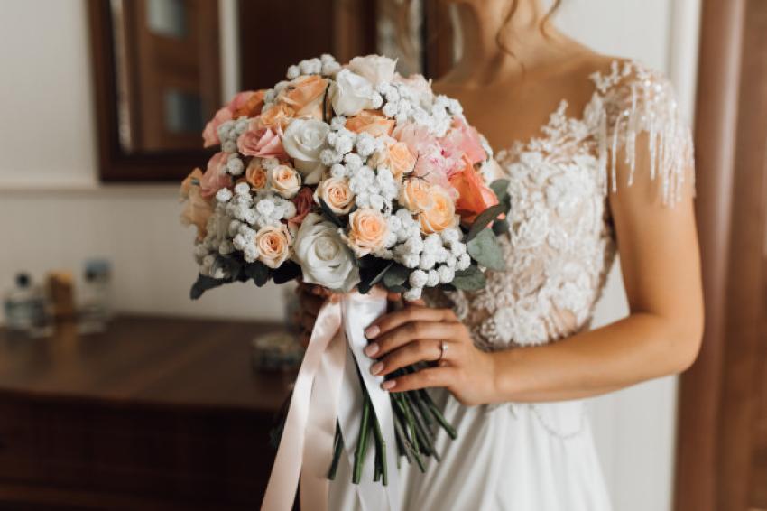 bride_holds_lush_bouquet_with_delicate_flowers_colors_8353_11436.jpg